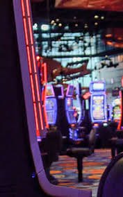 Pemain Indonesia menikmati sesi live casino DWV Gaming dari smartphone dengan tampilan dealer baccarat real-time